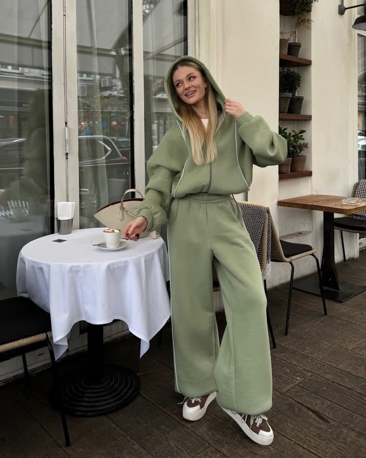 Moderne dame sportsklær. Todelt fritidssett med løs passform, kontrastdetaljer for komfortabel og trendy hverdagsstil.