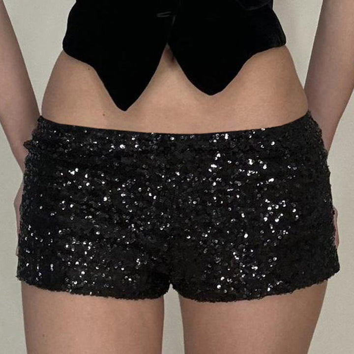Svarte figurnære dameshorts med trendy nagler og praktiske sidelommer, perfekt for fest eller fritid.