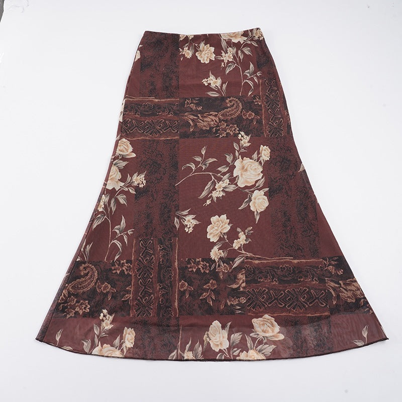 Langt sommer skjørt for dame, med blomsterprint og et chic gjennomsiktig overlegg for en luftig stil.