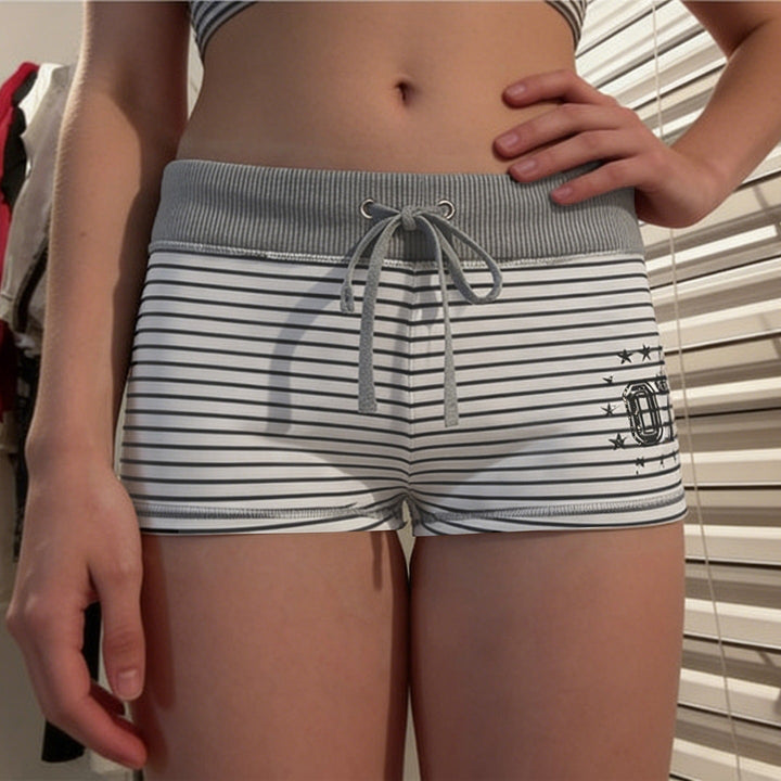 Dame fritidsshorts med stripemønster og elastisk liv, ideell for avslappet sommer og hverdagsbruk.