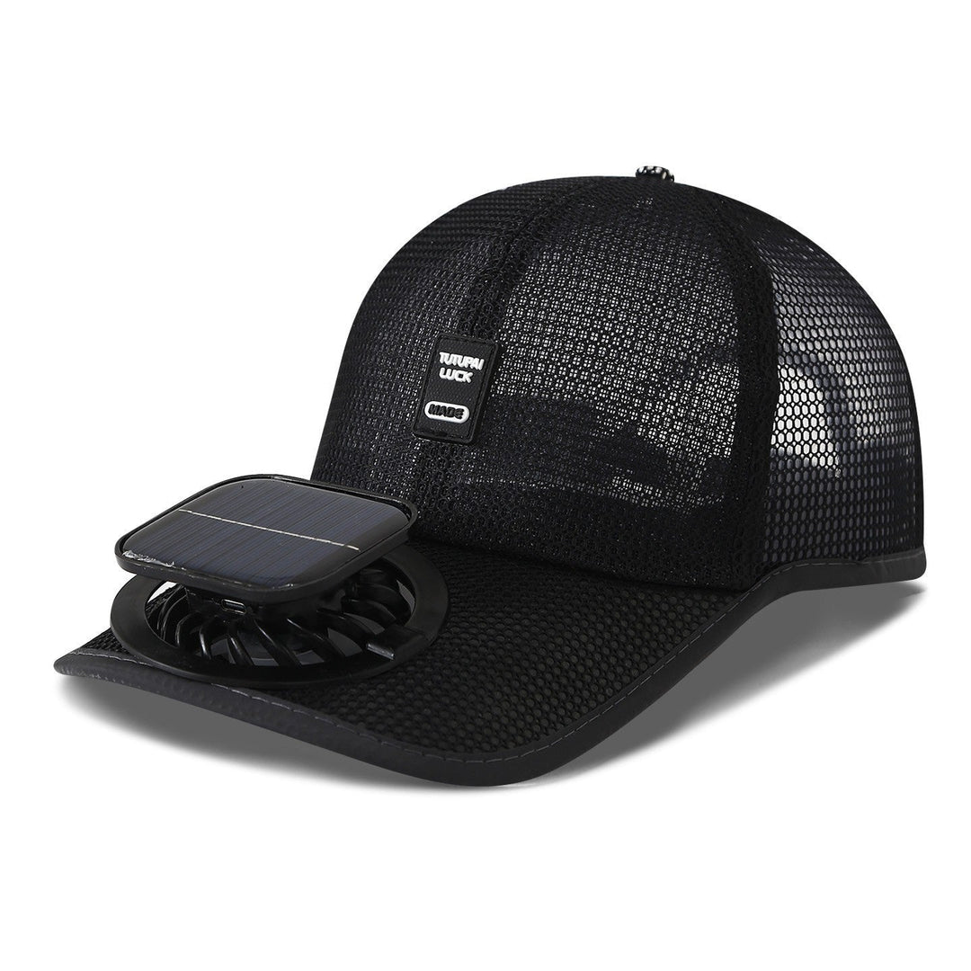 En sporty solcelledrevet mesh baseballcaps med kjølevifte, perfekt unisex utstyr for solrike dager.