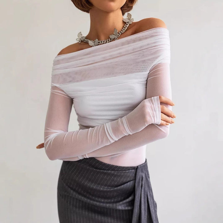 Off-shoulder langermet topp for kvinner med moderne drapering. Elegant og feminin til enhver anledning.