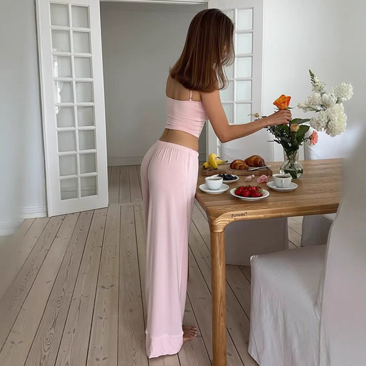Lett rosa dame pyjamasett med spaghetti-stropper og vide ben. Perfekt som nattøy eller avslappet loungewear.