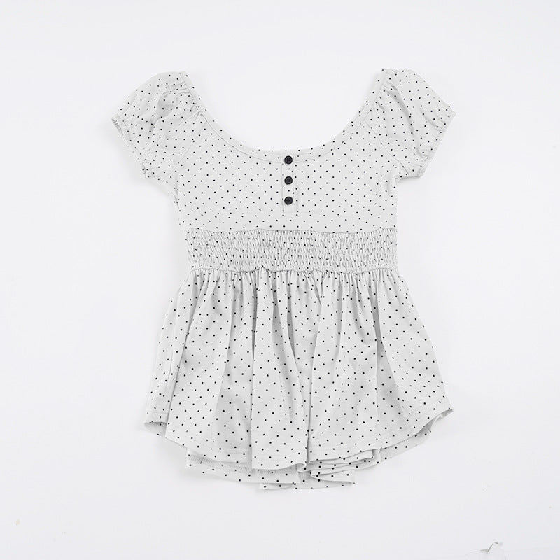 Casual-chic prikket topp med korte ermer, volanger og knapper. Enkel å style for dame.