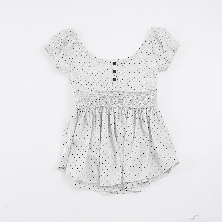 Casual-chic prikket topp med korte ermer, volanger og knapper. Enkel å style for dame.