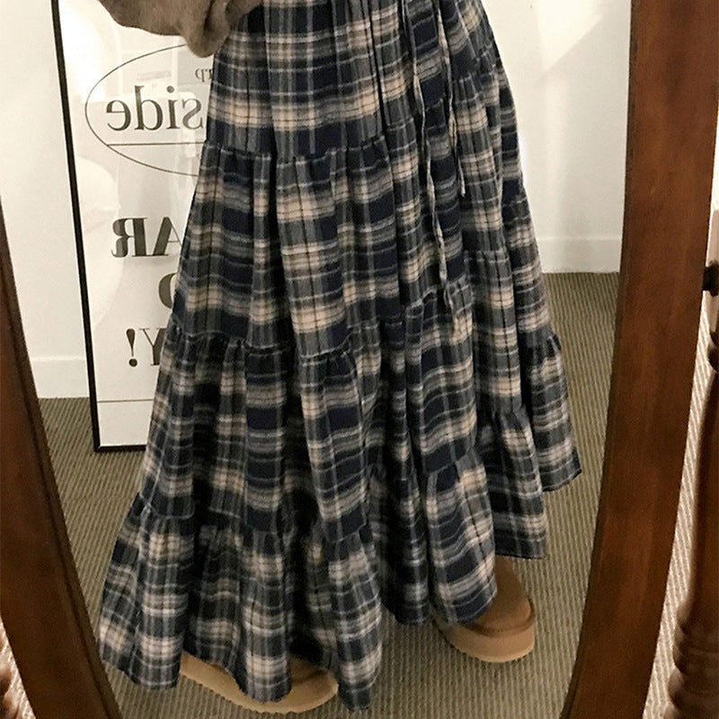 Elegant lagdelt maxiskjørt for kvinner med rutemønster. Allsidig langt skjørt for en sofistikert hverdags- eller festlook.