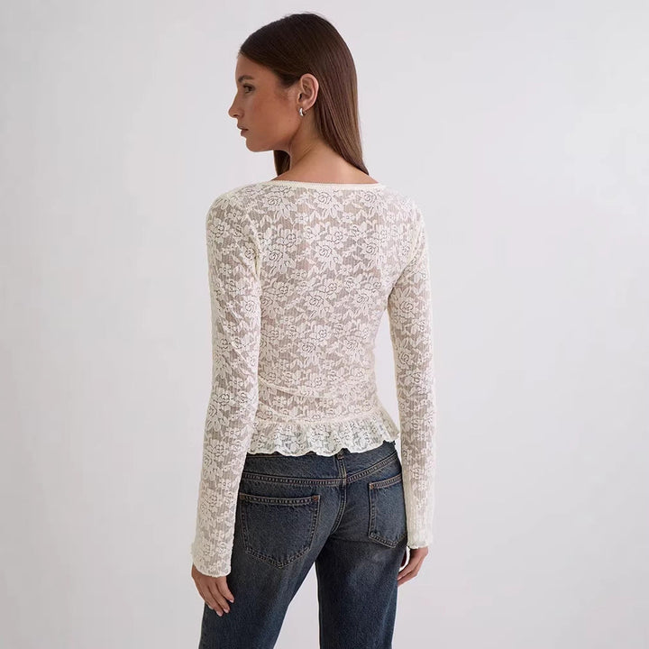 Stilren damebluse med elegant snitt, dyp V-hals og volanger, viser ryggdetaljer. Hvit og lett for vår/sommer.