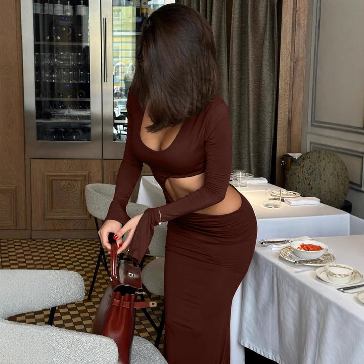 Brun langermet damekjole med asymmetrisk cut-out og rynkedetaljer, en elegant festkjole.