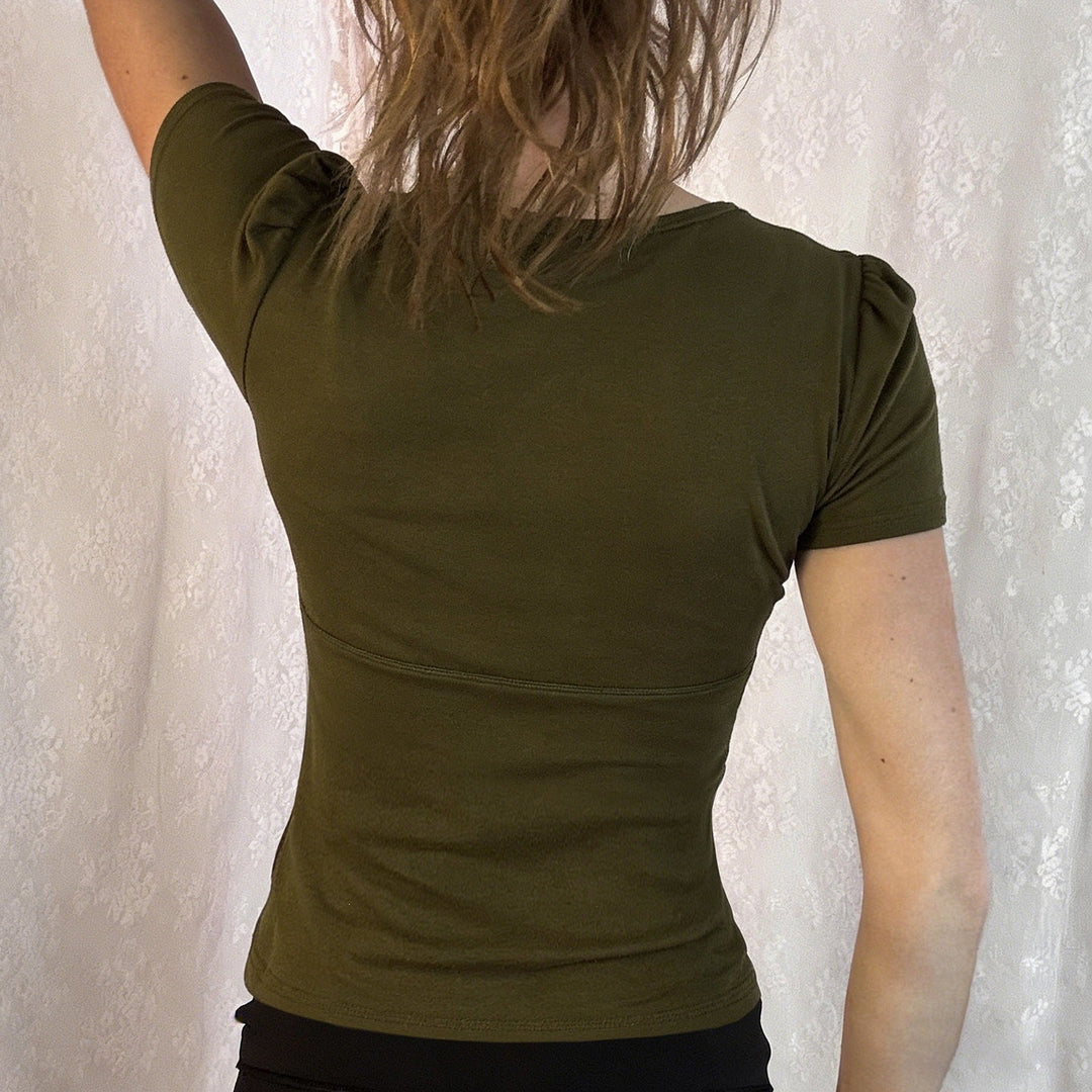 Stilren kortermet bluse til dame med knapper og vakkert broderi, egnet for både hverdag og fest.