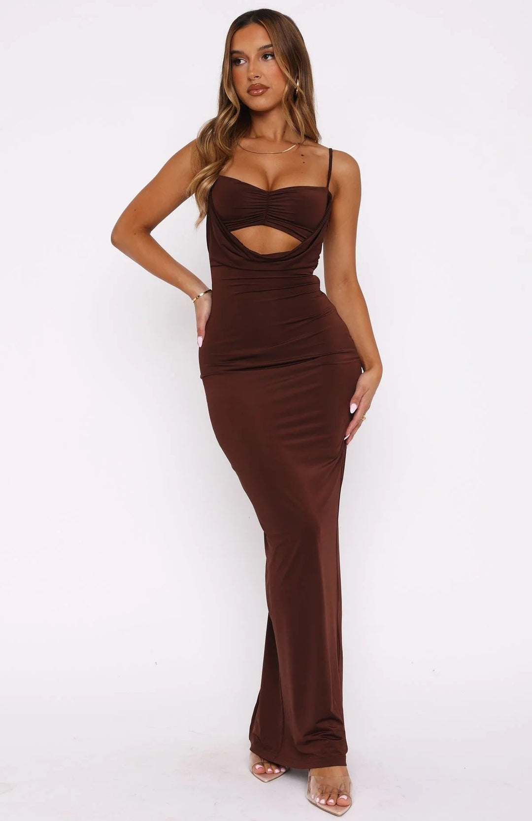 Lang, elegant damekjole i maxi-stil med trendy cut-out design, ideell for formelle anledninger.