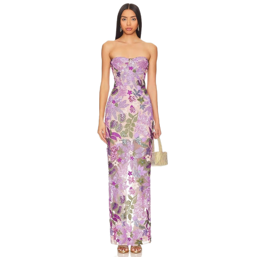 Chic aftenkjole med detaljert blomstermønster, stroppeløs topp og lang, flytende silhuett for en elegant look.