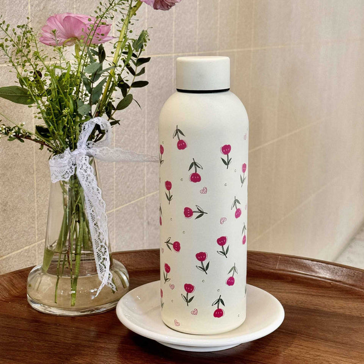 Høykvalitets isolert drikkeflaske 500ml med elegant blomsterdesign. Gjenbrukbar dame-termos.