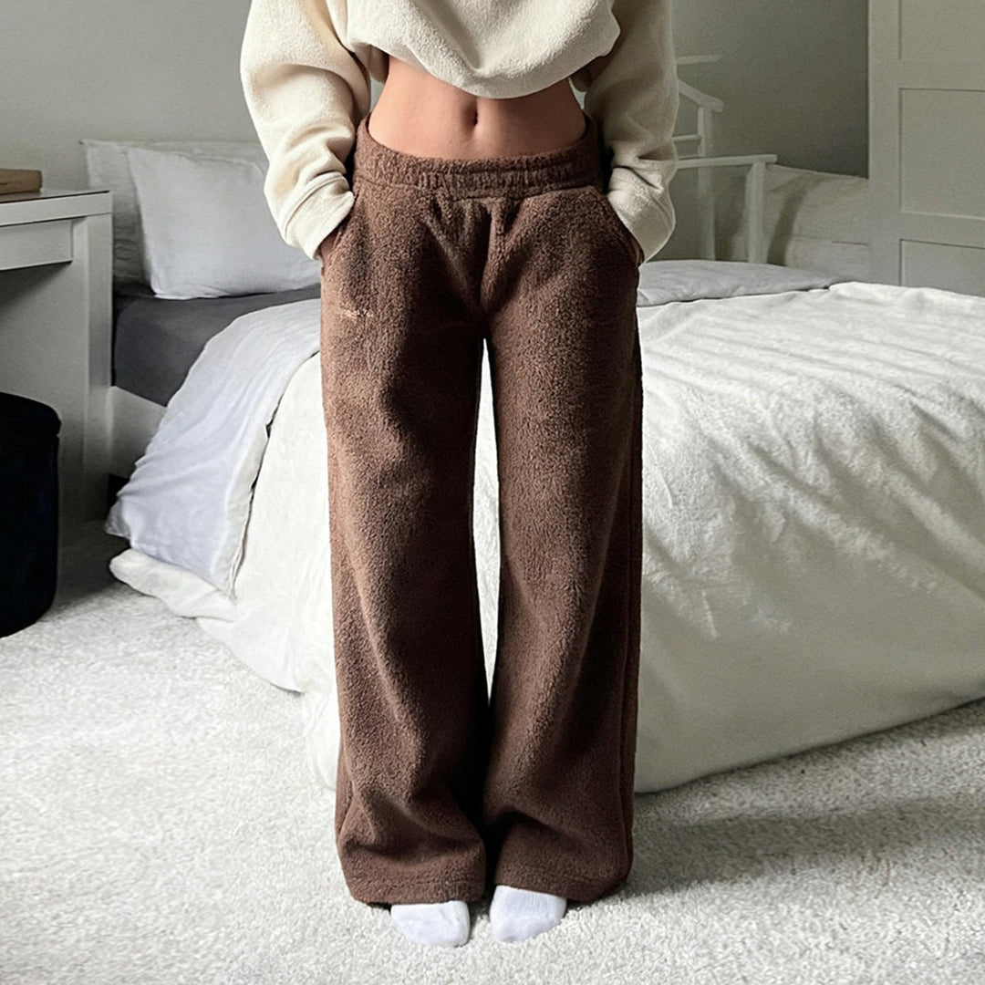 Komfortable damebukser med myk kvalitet, elastisk midje og sidelommer. Perfekt som joggebukser for fritid.