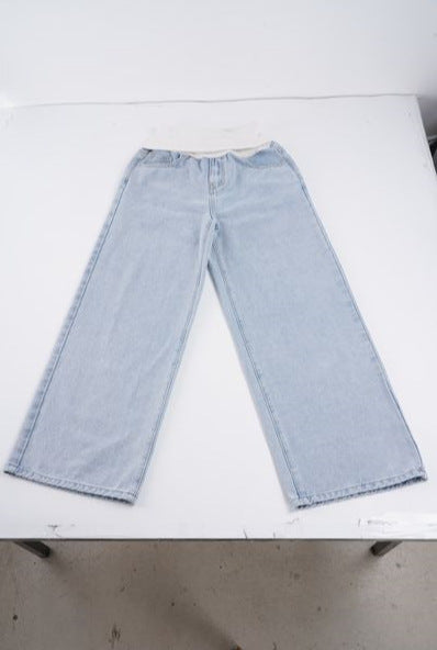 Modell i komfortable damejeans med løs passform og høy midje. Allsidige blå denim fritidsjeans.