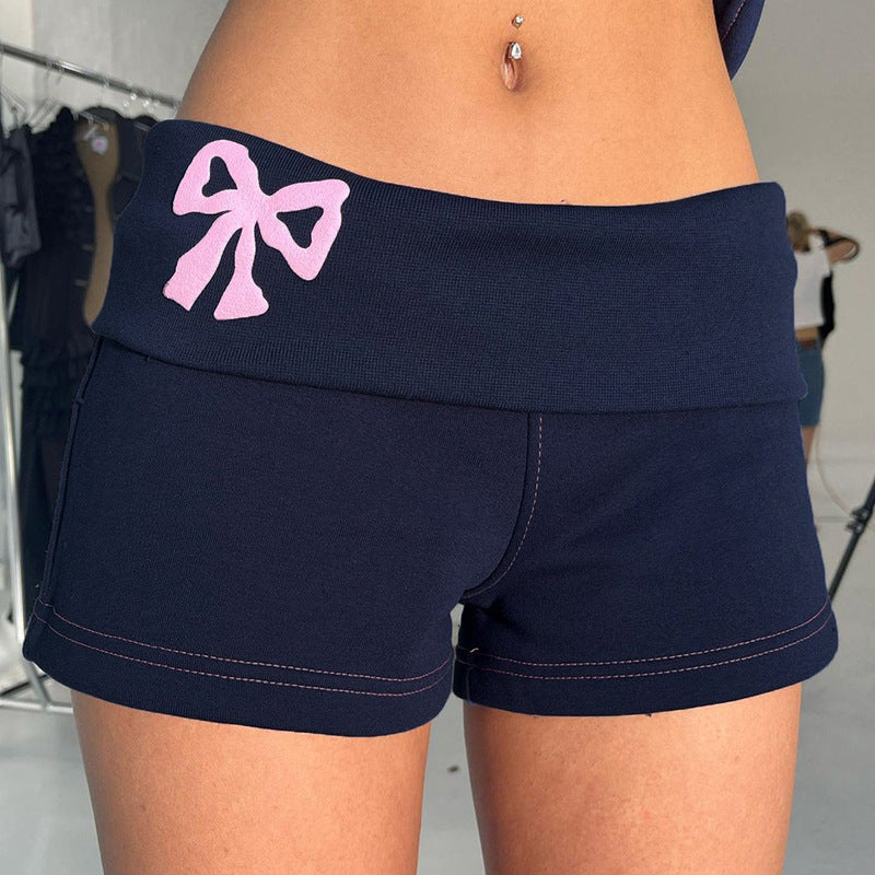 Myke og komfortable fritidsshorts med høy midje for dame. Ideell for avslapning eller lette sommeraktiviteter.
