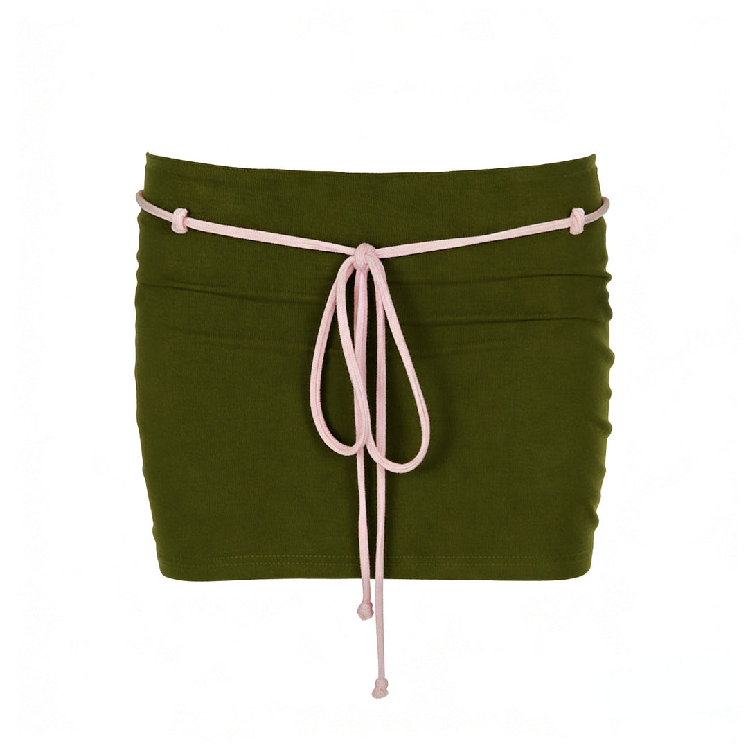 Ryggdetalj av sporty tanktopp og høy midje skjørt. Justerbart damesett for komfortabel sommerstil.