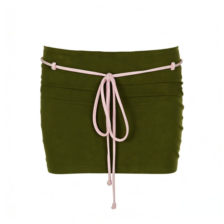 Ryggdetalj av sporty tanktopp og høy midje skjørt. Justerbart damesett for komfortabel sommerstil.