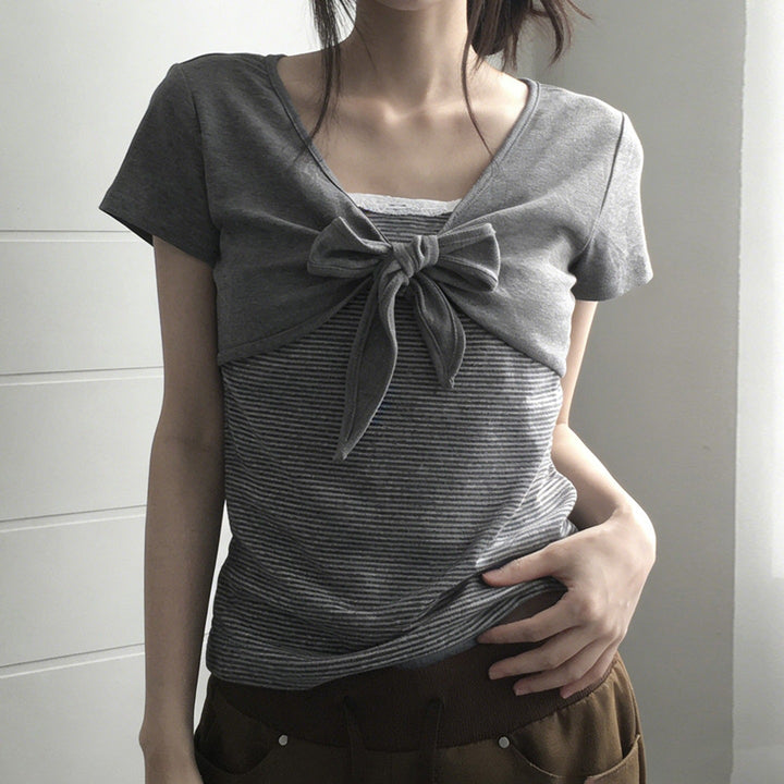 Kort stripet dame t-skjorte med elegant knutedetalj foran, perfekt for sommerdager og casual stil.