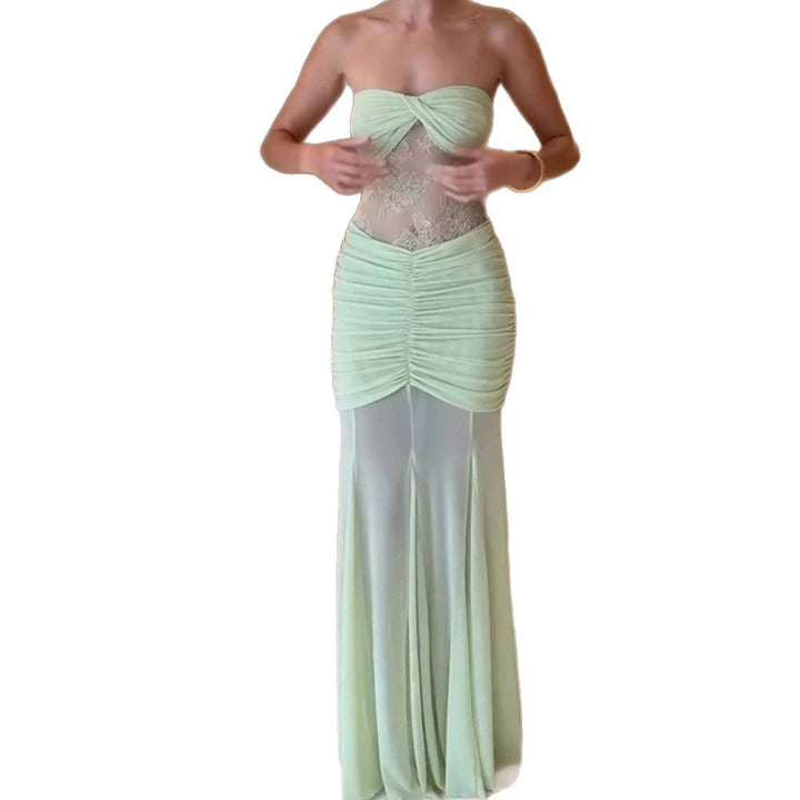 Stilig blå galla festkjole. Offshoulder med rynker og intrikate blonder, perfekt for spesielle anledninger.