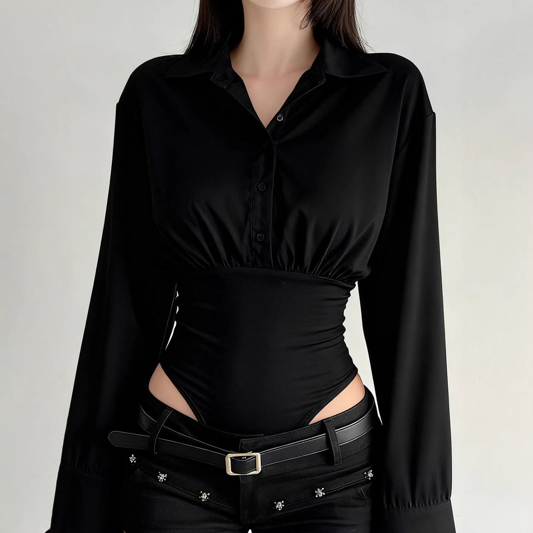 Klassisk svart figurnær dame bodysuit med krage og stilige knappedetaljer.