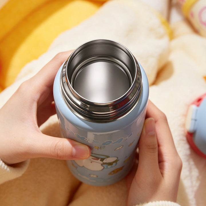 Praktisk og BPA-fri barnas drikkeflaske, 500ml i rustfritt stål. Ideell for skole, barnehage og utflukter.