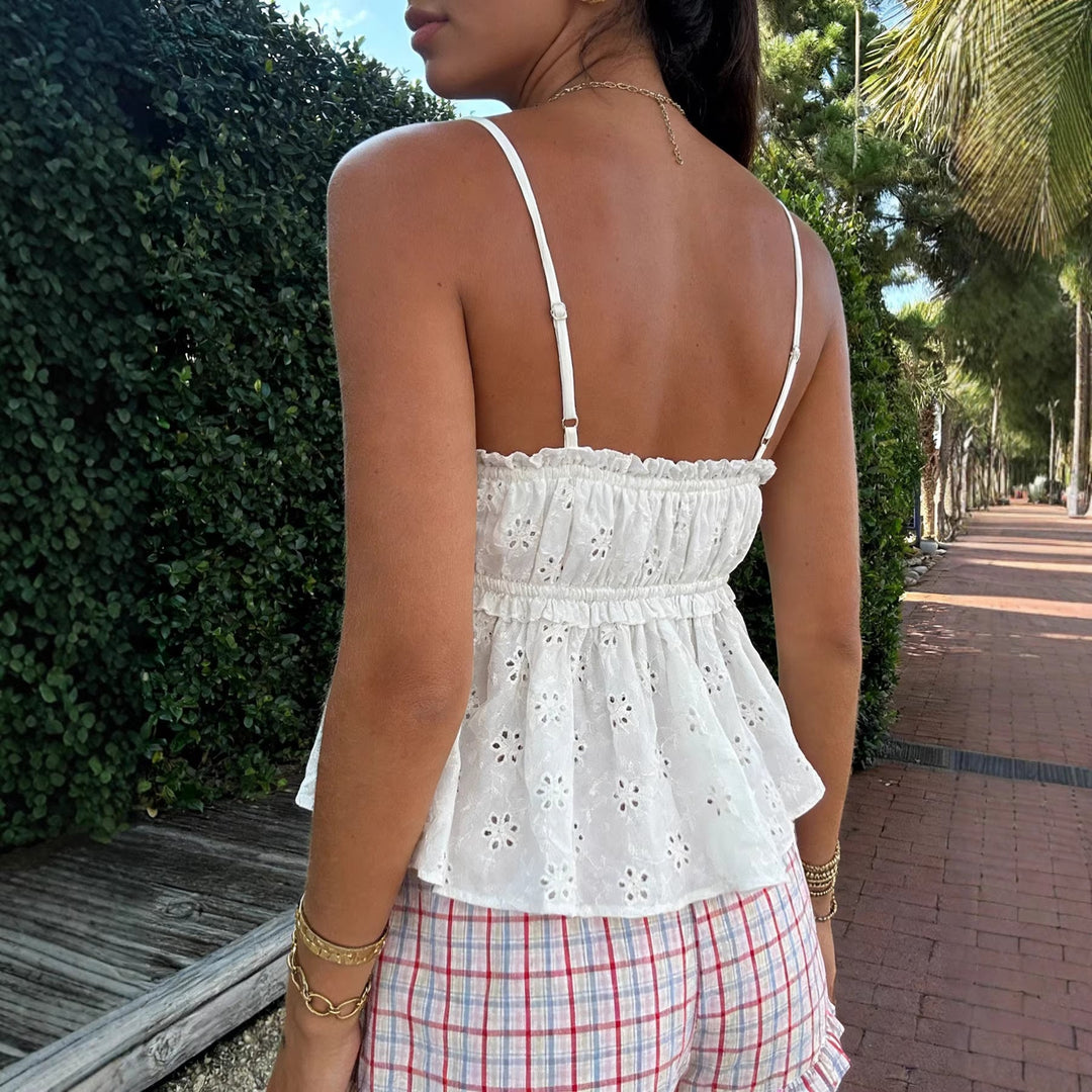 Elegant hvit broderi sommertopp til dame; luftig fritidsklær med tynne stropper for en avslappet sommerstil.