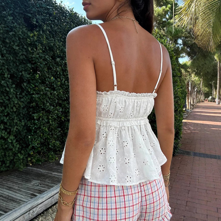 Elegant hvit broderi sommertopp til dame; luftig fritidsklær med tynne stropper for en avslappet sommerstil.