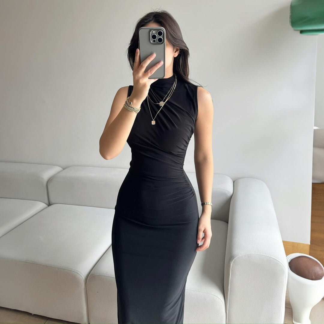 Elegant dame omslagskjole med figursydd snitt, dyp V-hals og høy splitt, perfekt for fest.