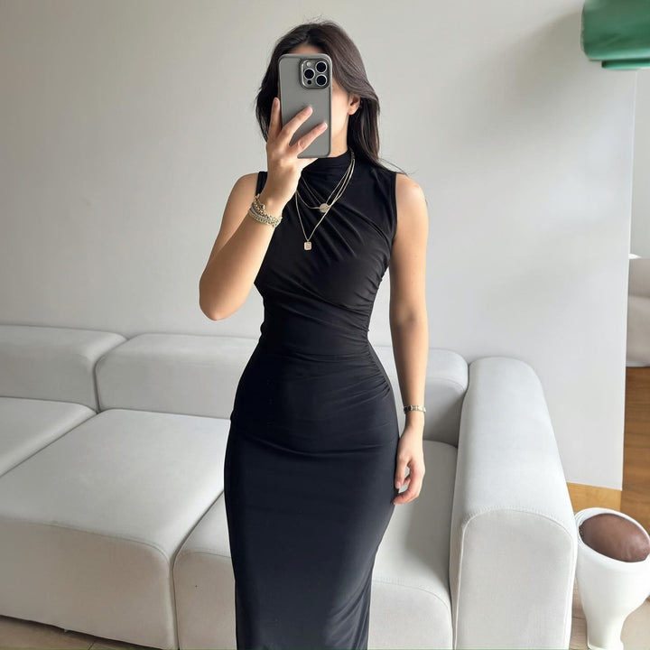 Elegant dame omslagskjole med figursydd snitt, dyp V-hals og høy splitt, perfekt for fest.