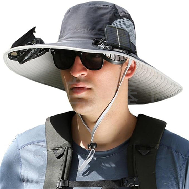 Samling av solhatter med solcellevifte i ulike farger, bred skygge for optimal solbeskyttelse, unisex design.