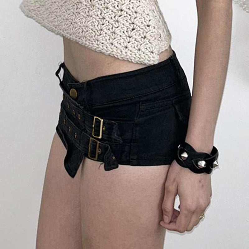Casual svart dameshorts med beltehemper og stilige spenner. Ideell for en komfortabel sommerlook.