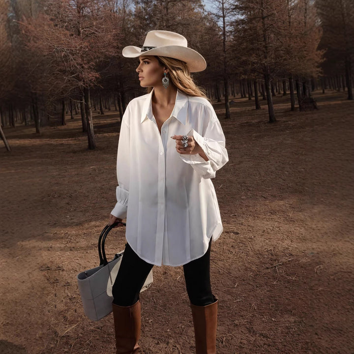 Hvit oversized dameskjorte med elegante mansjetter. Perfekt for business casual vår- og sommerantrekk.