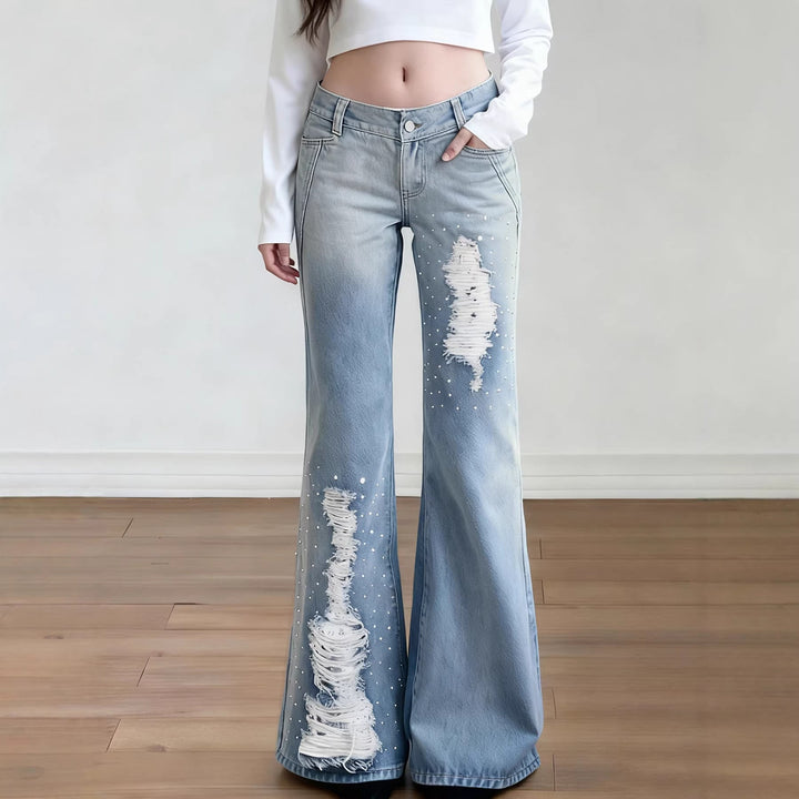 Moteriktige dame slagjeans med trendy revne detaljer. Komfortable bootcut jeans for hverdagsbruk.