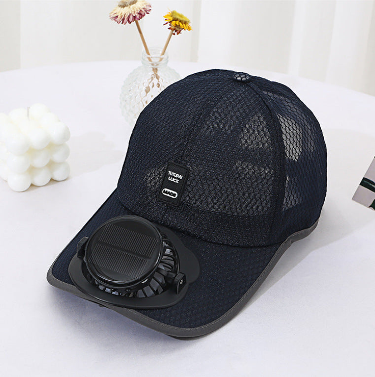 Ventilert solcellelue med vifte, perfekt for varme sommerdager og utendørsaktiviteter.