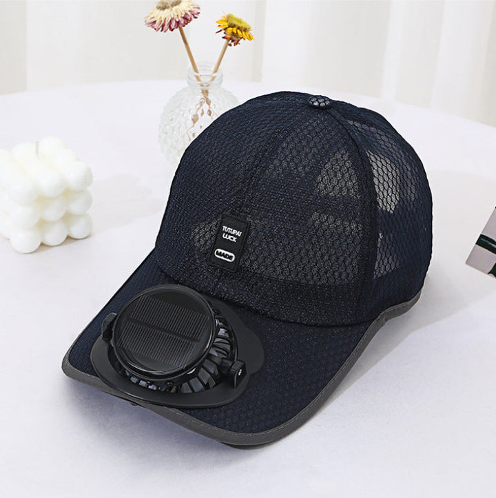 Ventilert solcellelue med vifte, perfekt for varme sommerdager og utendørsaktiviteter.