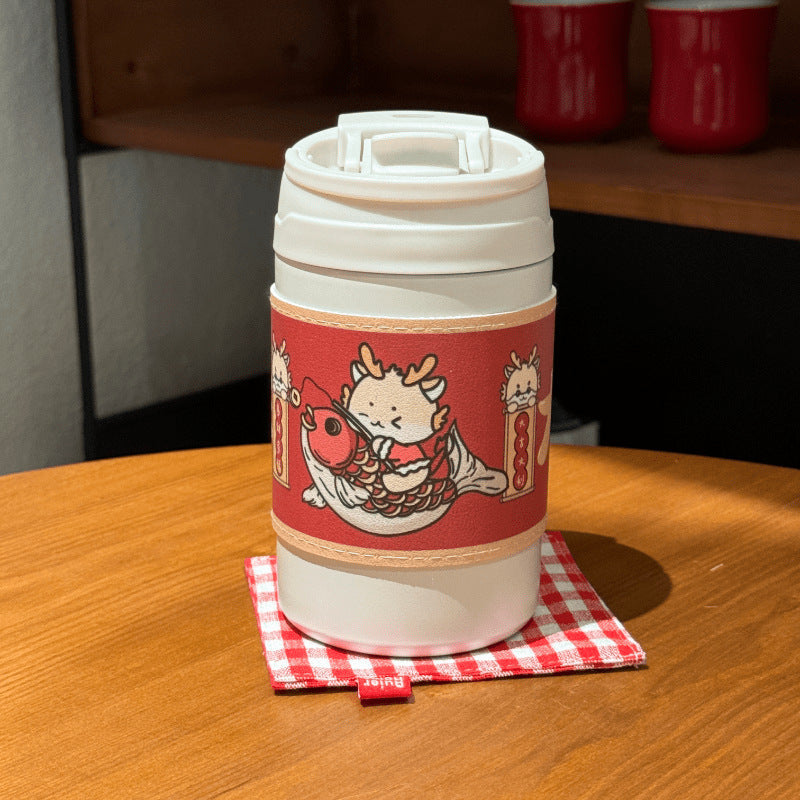 Robust 500 ml isolert kaffekopp for dame. Perfekt for pendling, holder kaffen varm i timevis. [[lstfy-media:5]]