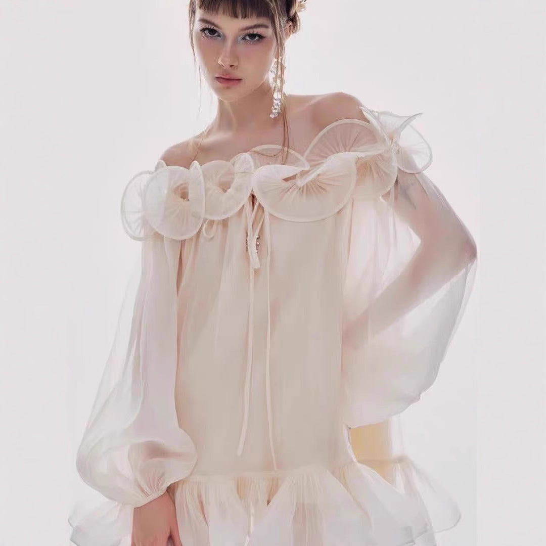 Trendy hvit offshoulder-bluse med volanger, elegant og luftig design for moderne kvinner og sommerantrekk.