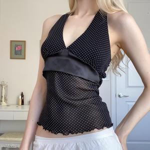 Hele bilde av lekker prikkete stroppetopp med gjennomsiktige paneler og elegant V-hals for damer.