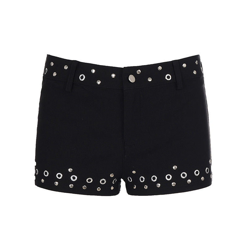Sorte dame shorts med metallringer, elegant og komfortabel passform. Ideell for en trendy sommerstil.