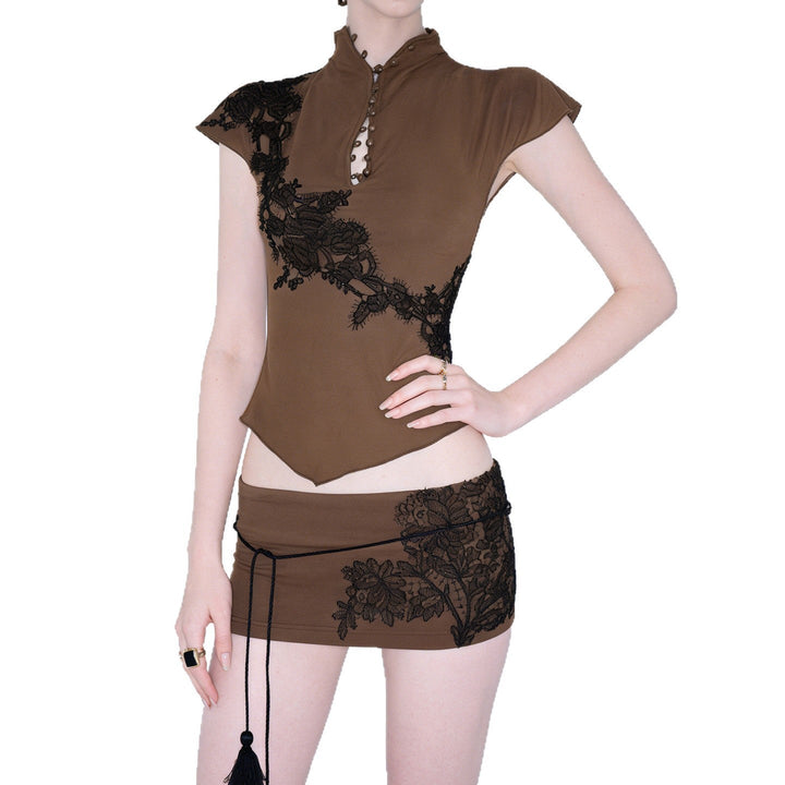 Sofistikert damebluse med blonder og stilige knapper, en festlig og elegant del av damekolleksjonen.