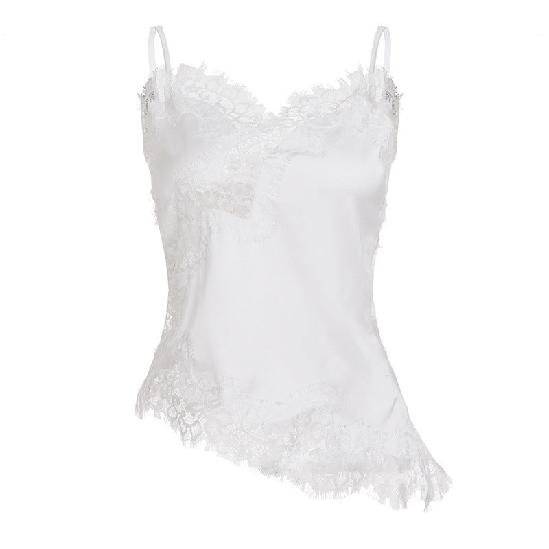 Stilig cami-topp for damer med vakre blonde detaljer, perfekt som undertrøye eller en chic festtopp.