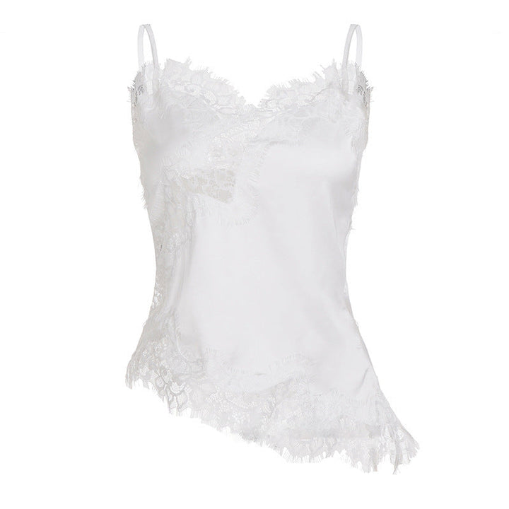 Stilig cami-topp for damer med vakre blonde detaljer, perfekt som undertrøye eller en chic festtopp.