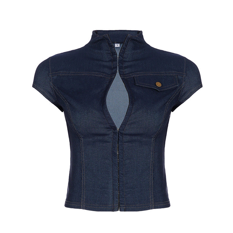 Kortermet kontorbluse for kvinner. Elegant med knapper og ståkrage, ideell for profesjonell look.