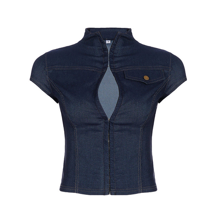 Kortermet kontorbluse for kvinner. Elegant med knapper og ståkrage, ideell for profesjonell look.