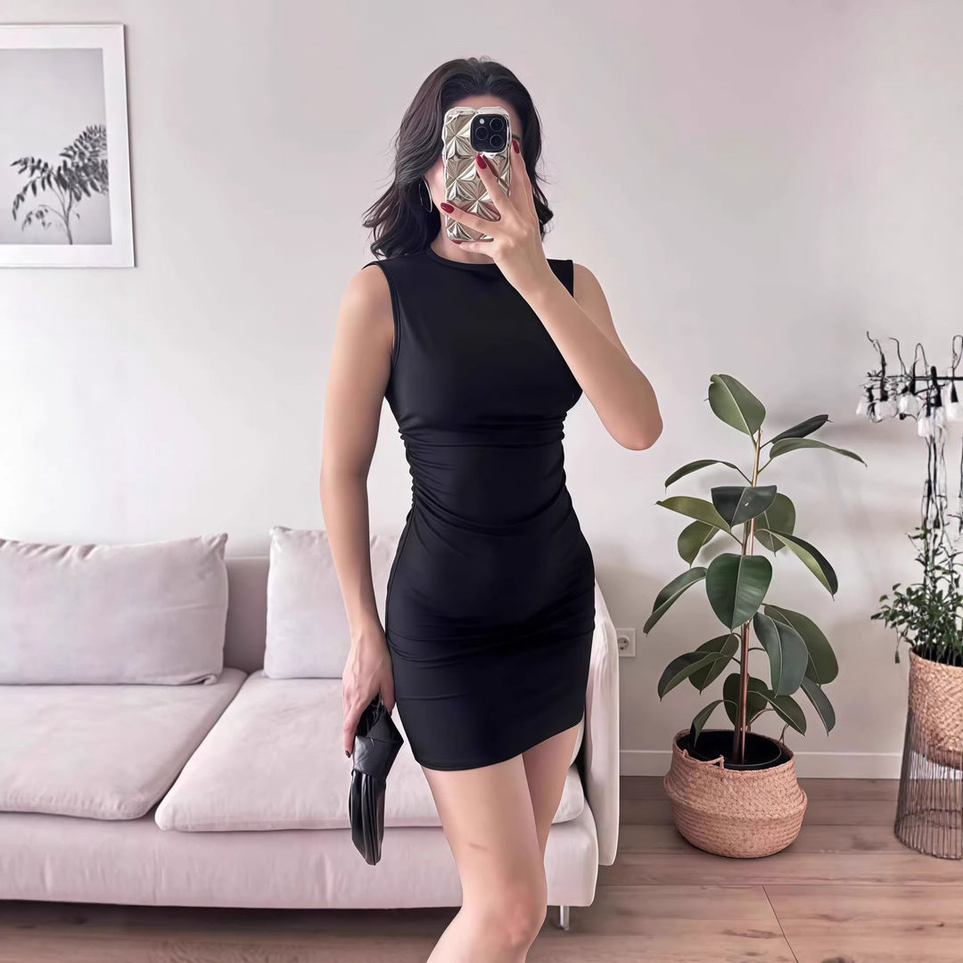 Elegant figurnær minikjole for damer. En kort, trendy sommerkjole perfekt til fest eller hverdag.