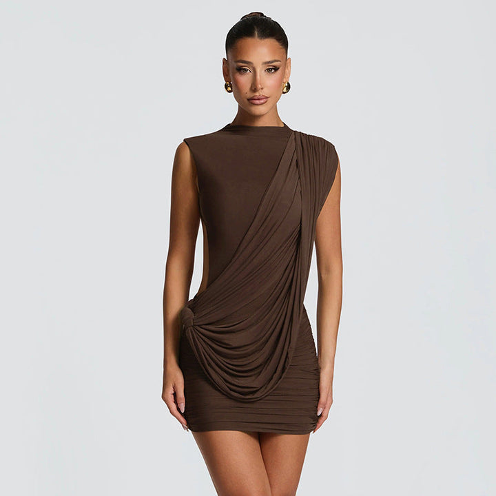 Modell i stilig brun asymmetrisk damekjole med rynker, kortermet og elegant passform.