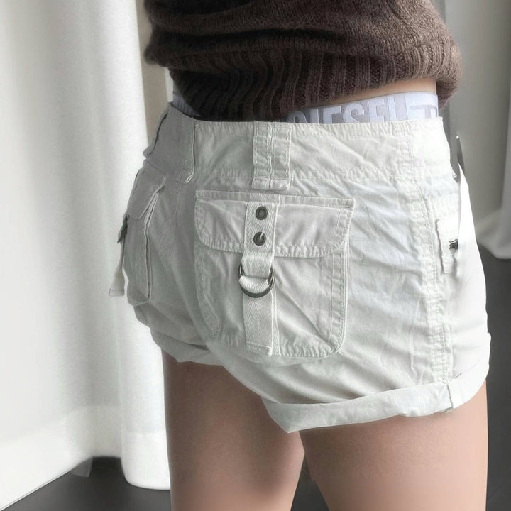 Dame shorts i hvit båret av modell, ideelle for sommeraktiviteter og fritid. Lette med glidelåslommer.