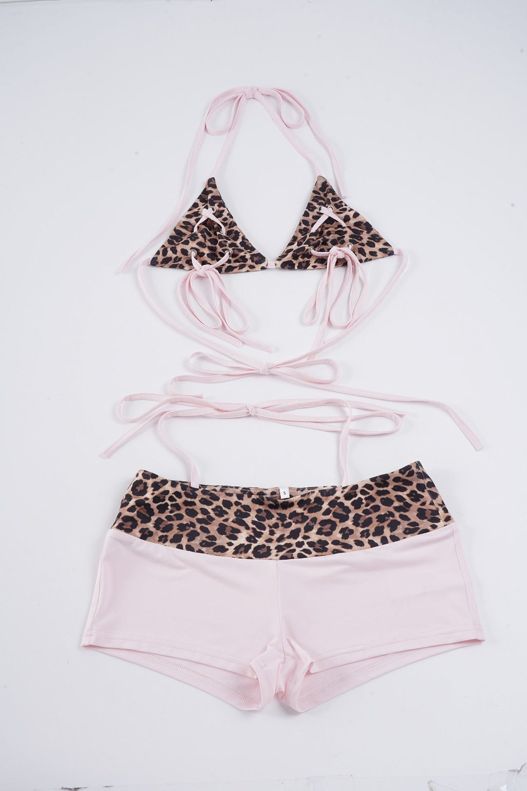 Leopard print bikini for dame med justerbare stropper. Et must for sommerens stranddager.