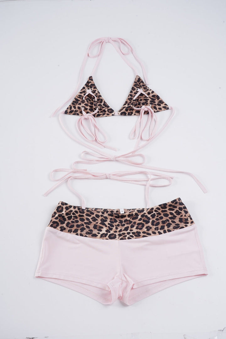 Leopard print bikini for dame med justerbare stropper. Et must for sommerens stranddager.