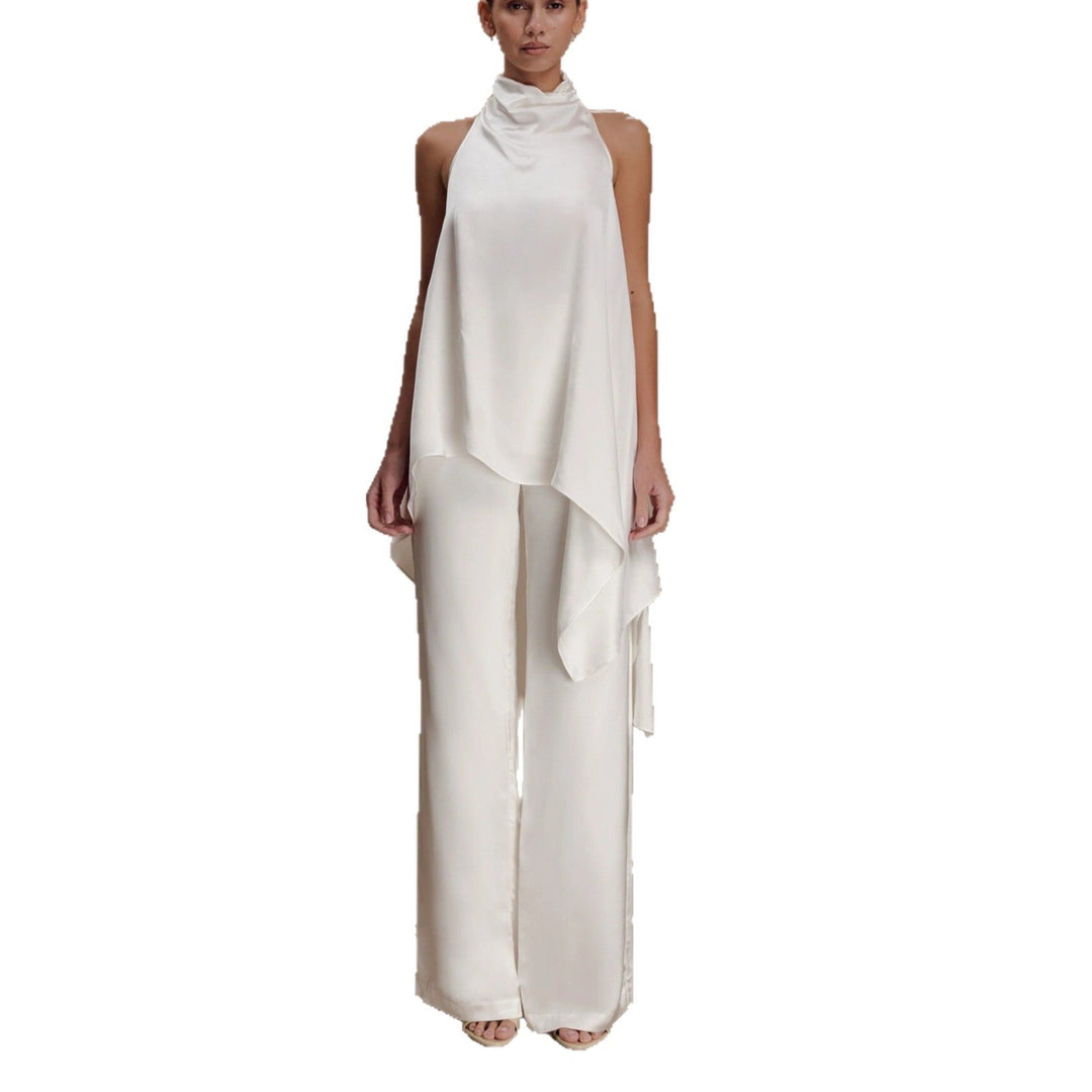 Nærbilde av elegant hvit dame jumpsuit med asymmetrisk snitt, krage og detaljer. Mote og stil.